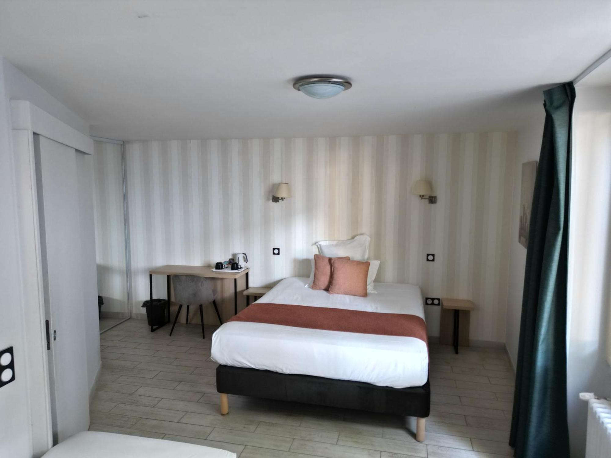 Contact Hotel Les Platanes Villeneuve Sur Lot Centre Экстерьер фото