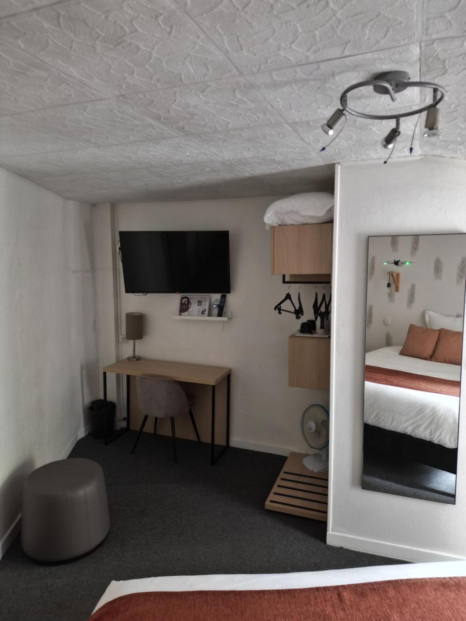 Contact Hotel Les Platanes Villeneuve Sur Lot Centre Экстерьер фото