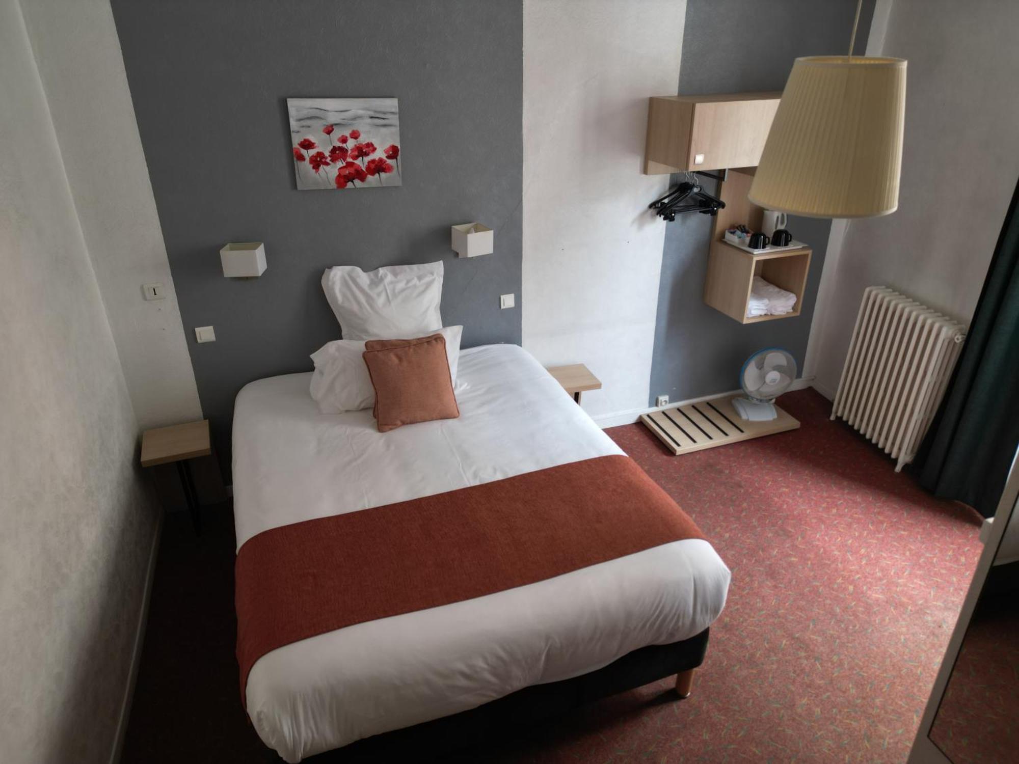 Contact Hotel Les Platanes Villeneuve Sur Lot Centre Экстерьер фото