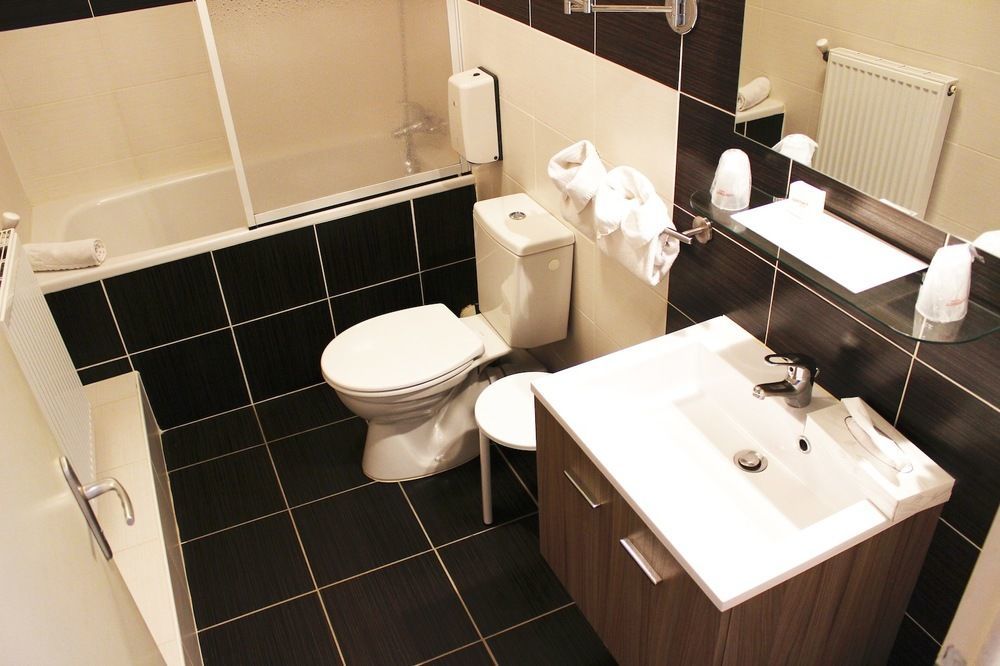 Contact Hotel Les Platanes Villeneuve Sur Lot Centre Экстерьер фото